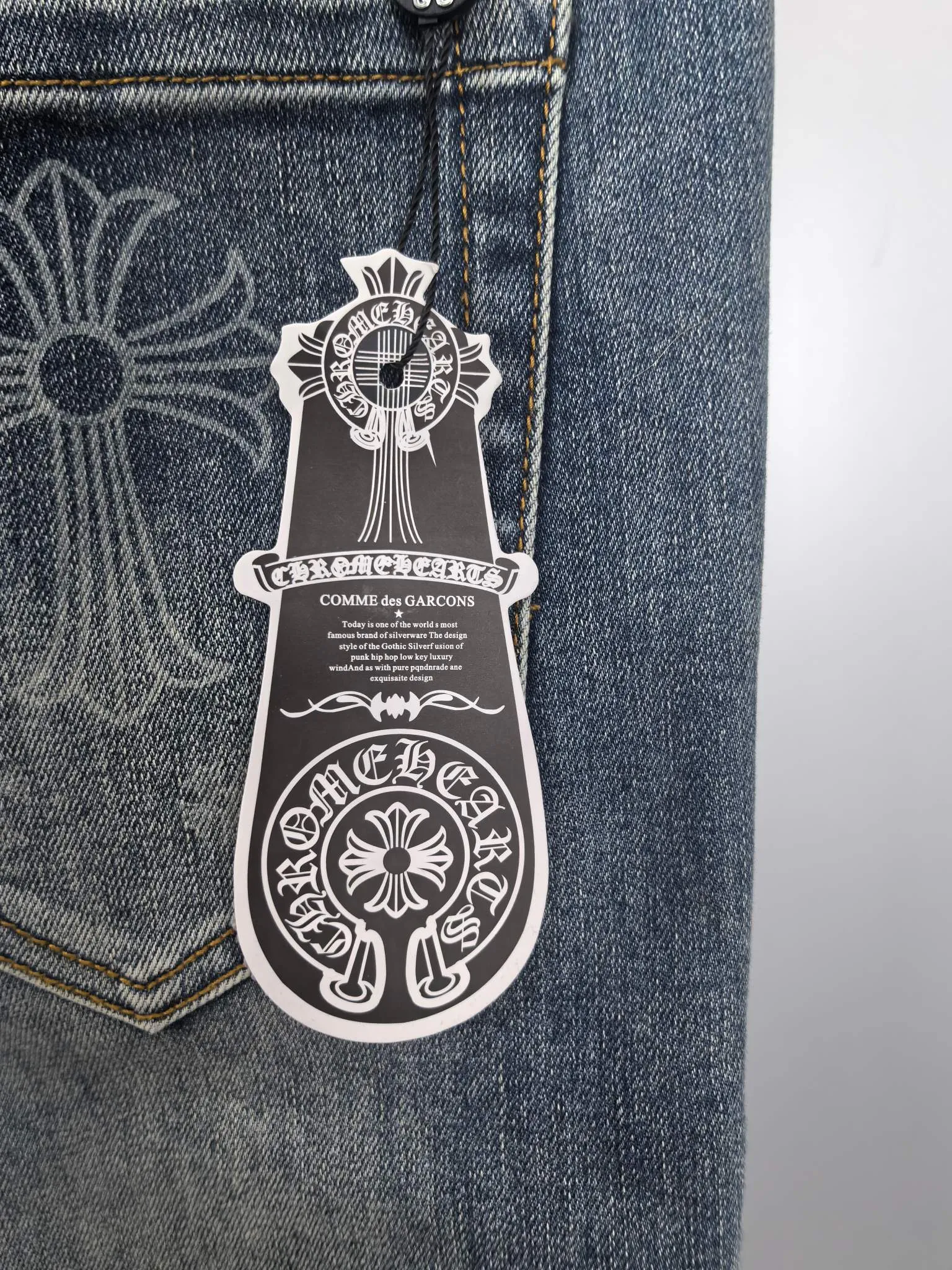 P400 Chrome Hearts men's jeans, official album and poster wear style!  High-grade imported denim raw-color fabrics are supplied to customers, and the pure 13oz ounce corduroy fabrics from Okayama, Japan are specially selected. Heavy-duty environmentally friendly plant enzyme washing process is used. The texture has a light retro color, which is quite beautiful and fits the autumn and winter colors. The fabric is soft and delicate after washing, but has a strong sense of bones and a slight stretch, which provides an excellent comfortable experience. It is not damaged by any technological elements and retains the purest tannin color! The details throughout the body are perfect, exquisite and elegant. The latest leather label on the waist highlights the brand's characteristics. The hardware accessories, leather label and wiring all reflect the craftsmanship! The silhouette is perfectly tailored and has excellent butt lift and slimming effect. It can be easily matched with any top in the wardrobe. It has wide compatibility and is suitable for various daily wear. The upper body is full of shape. It is a must-have trousers for those who are obsessed with quality control and 1V! Size: 28-38 No 35 37